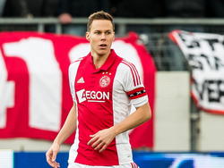 Niklas Moisander in balbezit namens Ajax in de wedstrijd tegen Excelsior in de Eredivisie. (21-12-14)