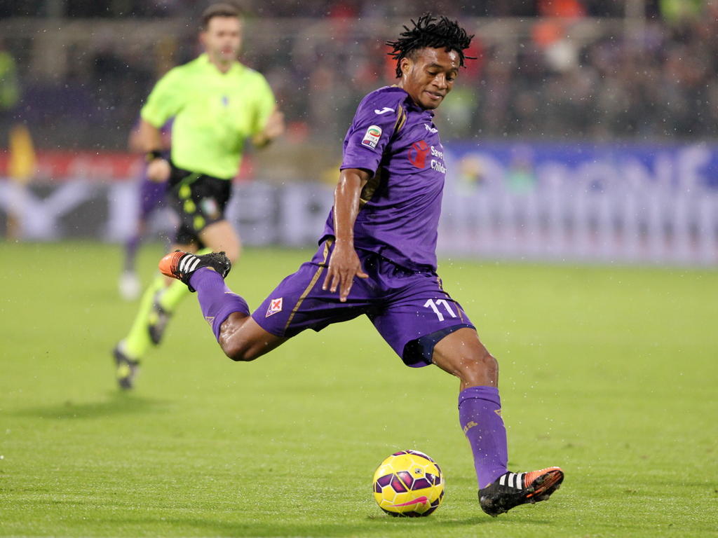Juan Cuadrado van Fiorentina waagt een schot op het doel van Juventus. (05-12-2014)