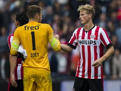 Oscar Hiljemark en Jeroen Zoet bedanken elkaar voor het vertoonde spel in het duel met Vitesse in de Eredivisie. (31-08-14)