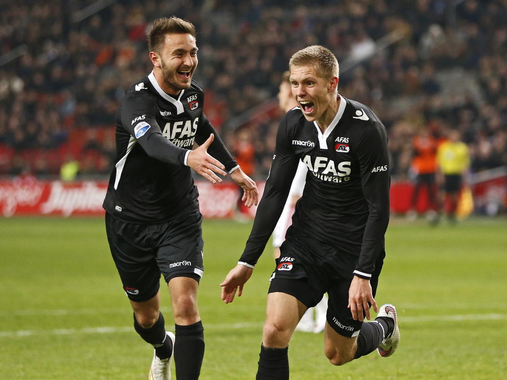 Aron Jóhannsson (r.) en Muamer Tanković (l.) vieren de 0-1 tijdens Ajax - AZ Alkmaar. (05-02-2015)