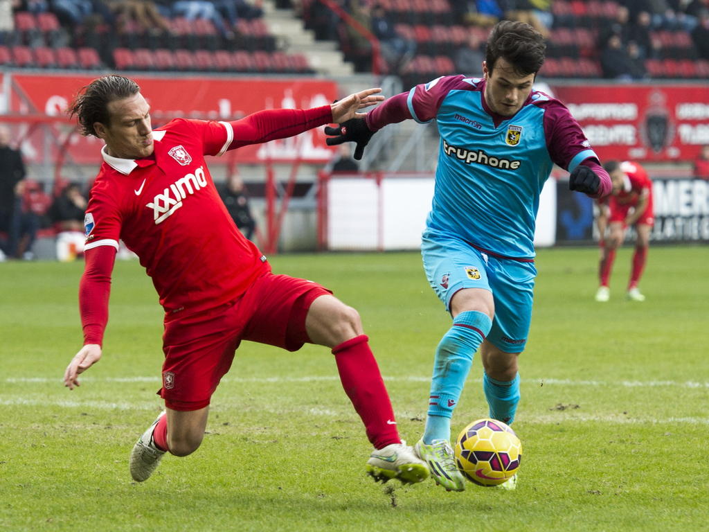 Robbert Schilder (l.) probeert met een sliding te voorkomen dat Valeri Qazaishvili kan doorbreken tijdens FC Twente - Vitesse. (22-02-2015)