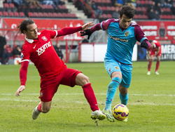 Robbert Schilder (l.) probeert met een sliding te voorkomen dat Valeri Qazaishvili kan doorbreken tijdens FC Twente - Vitesse. (22-02-2015)