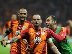 Galatasaray gewinnt das Istanbuler Derby gegen Beşiktaş mit 2:0 und nähert sich dem Titelgewinn damit weiter an. Wesley Sneijder steuerte das zweite Tor bei.