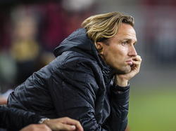 Zenden kijkt als assistent-trainer toe tijdens het duel Jong FC Twente tegen Jong PSV. (30-09-2013)
