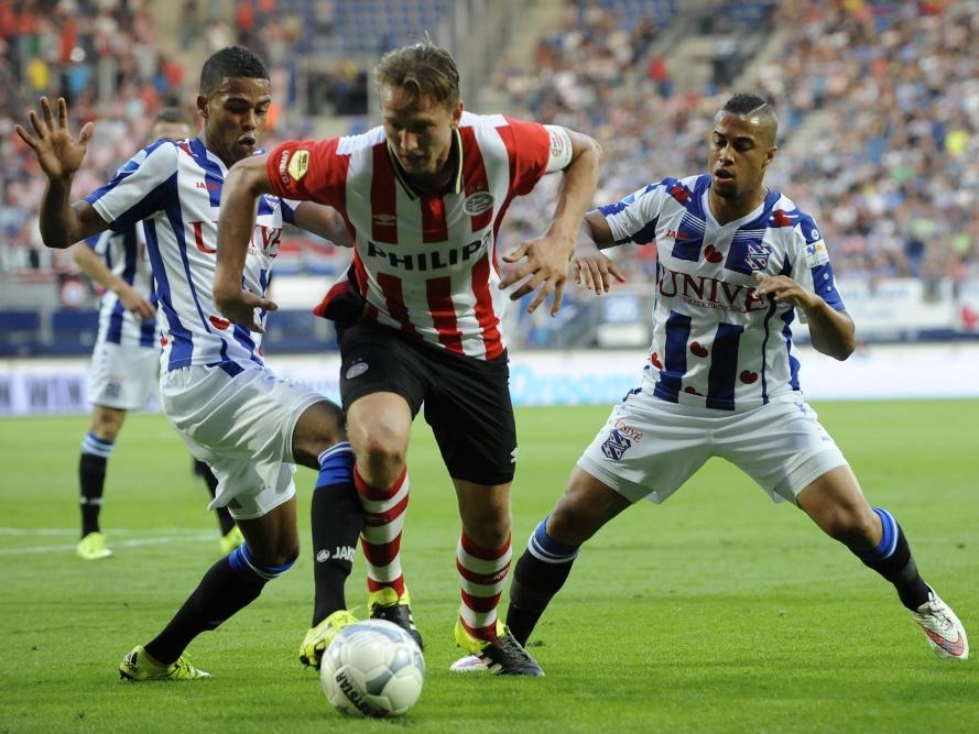 Luuk de Jong (m.) glipt langs Jerry St. Juste (l.) en Pele van Anholt (r.) tijdens sc Heerenveen - PSV. (22-08-2015)