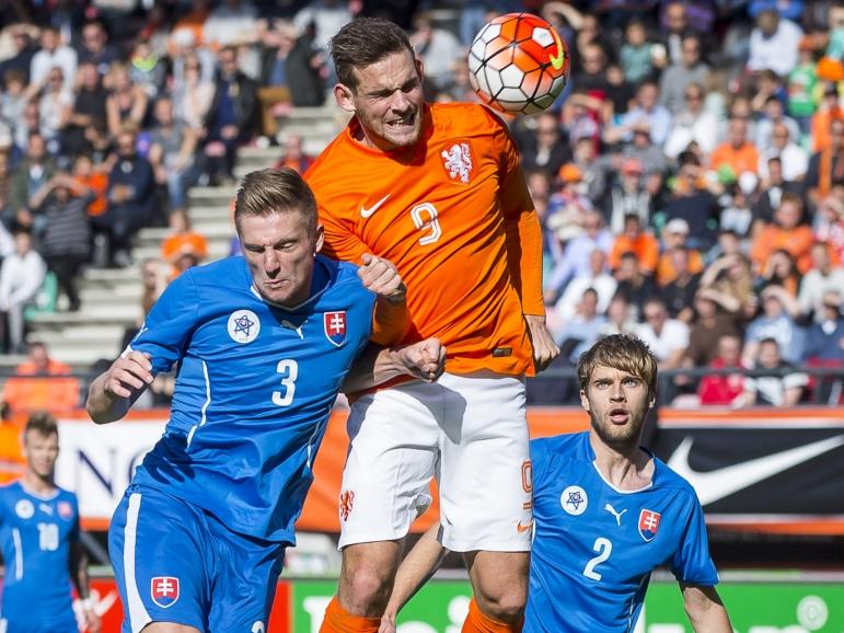 Vincent Janssen (m.) wint het kopduel van Milan Škriniar (l.) tijdens de EK-kwalificatiewedstrijd tussen Jong Oranje en Jong Slowakije. (11-10-2015)