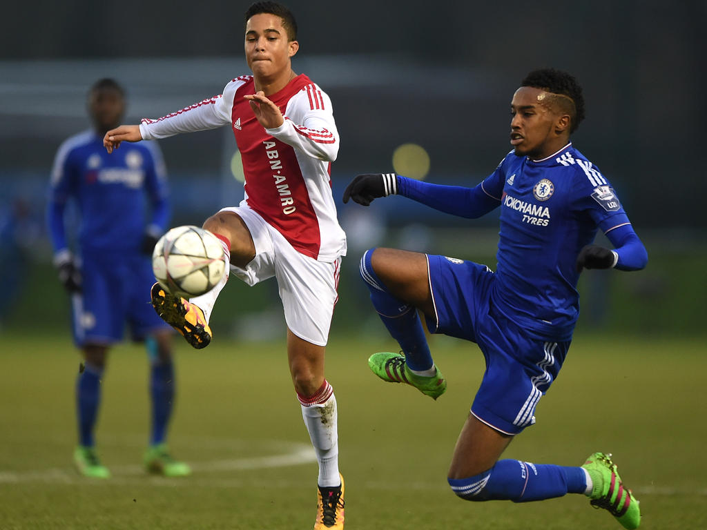 Justin Kluivert besitzt nun einen Vertrag bei Ajax