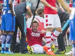 Rens van Eijden is groggy nadat hij hard op zijn neus is geraakt in een luchtduel met een speler van Hertha BSC. (23-07-2016)