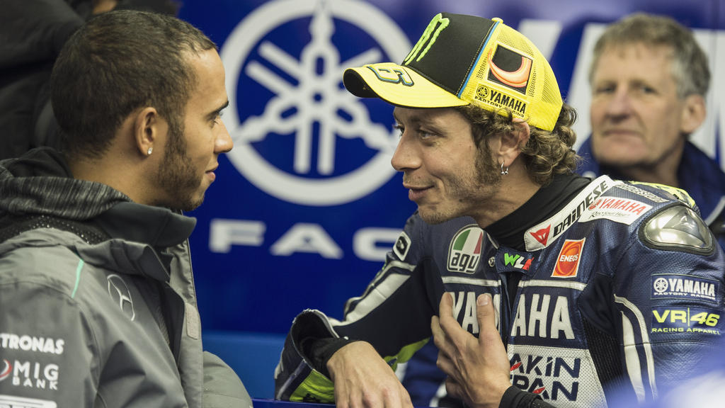 Lewis Hamilton und Valentino Rossi im Mai 2013 Lewis Hamilton und Valentino Rossi im Mai 2013