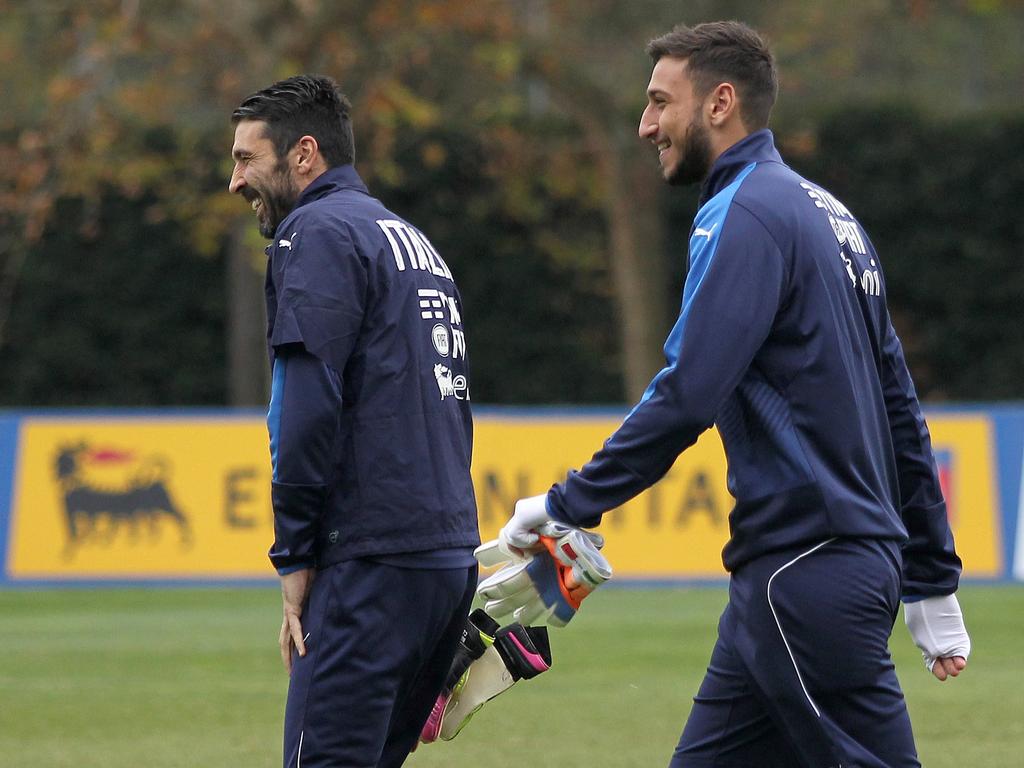 Gianluigi Buffon (l.) en Gianluigi Donnarumma (r.) tijdens de training van Italië. (14-11-2016)