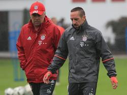 Ribery (dcha.) charla en un entrenamiento con el técnico Ancelotti. (Foto: Imago)