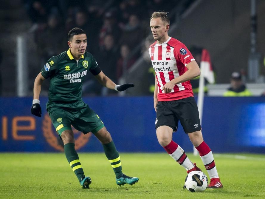 Siem de Jong (r.) bekijkt zijn opties tijdens het competitieduel PSV - ADO Den Haag (26-11-2016).