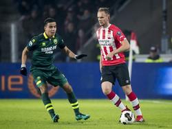 Siem de Jong (r.) bekijkt zijn opties tijdens het competitieduel PSV - ADO Den Haag (26-11-2016).