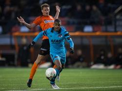 Myron Boadu (r.) snelt tijdens de wedstrijd Katwijk - Jong AZ langs Bennie van Noord (l.). (14-01-2017)