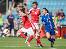 Die Schweizerinnen (in rot) dürfen wieder vom EM-Viertelfinale träumen