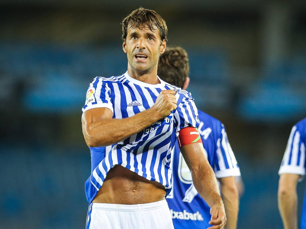 Xabi Prieto estruja el escudo de la Real en señal de amor a su club. (Foto: Imago)