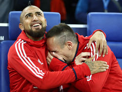 Arturo Vidal bromea con Ribery en el banquillo muniqués. (Foto: Getty)