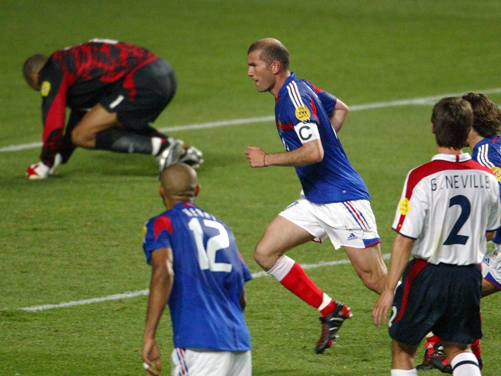 Zinedine Zidane verwandelte bei der EM 2004 in Portugal einen Foulstrafstoß gegen den englischen Torhüter David James (l).