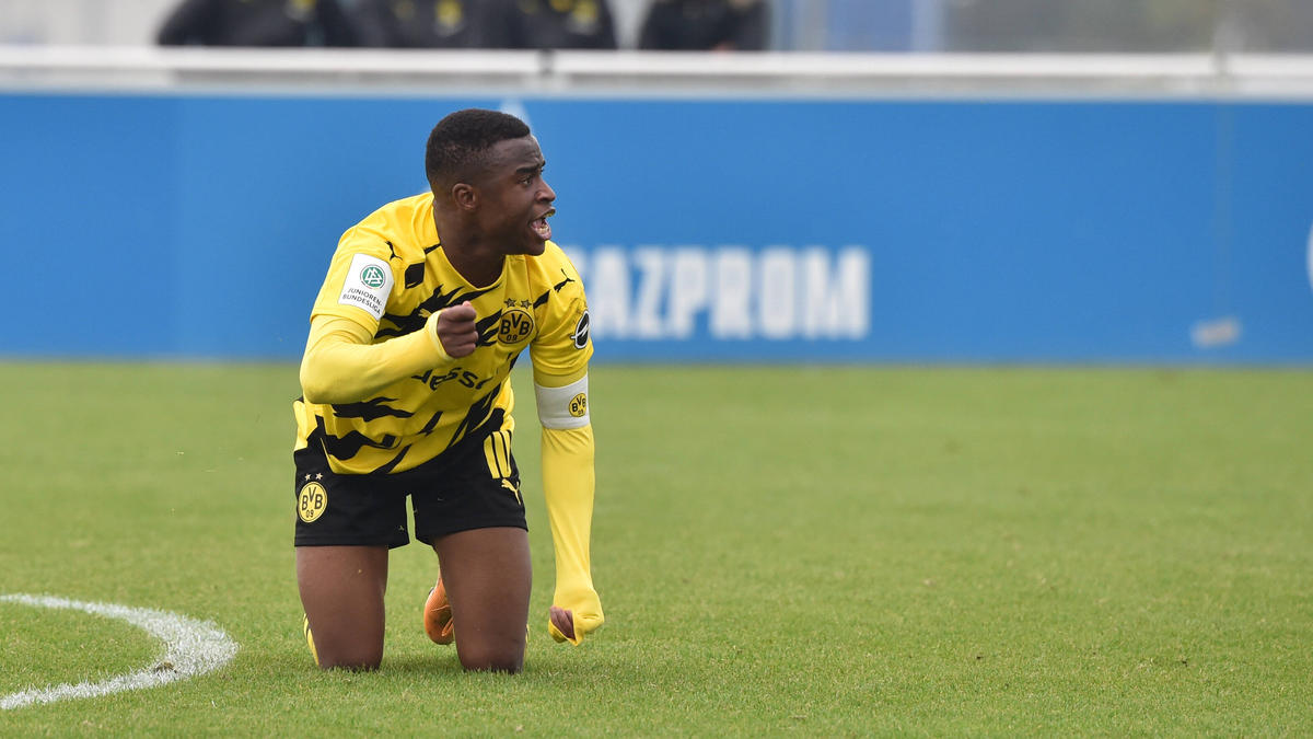 Wurde von Fans des FC Schalke 04 beleidigt: BVB-Talent Youssoufa Moukoko Wurde von Fans des FC Schalke 04 beleidigt: BVB-Talent Youssoufa Moukoko