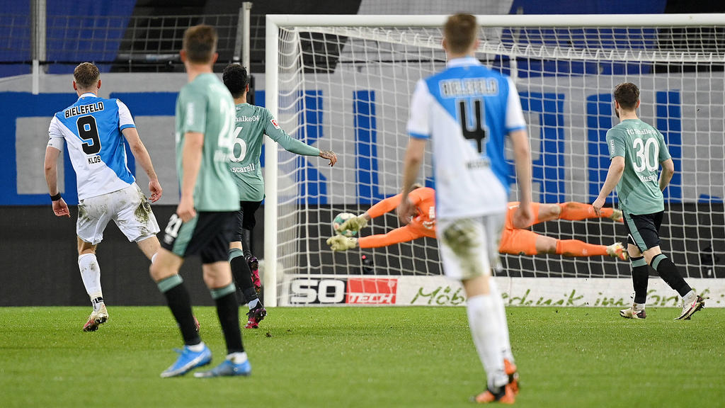 Fabian Klos trifft zum Sieg gegen den FC Schalke