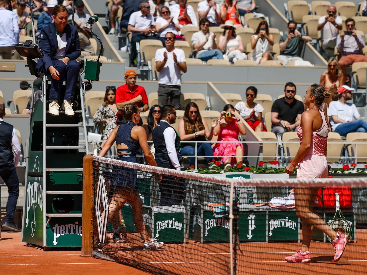 Marta Kostjuk (l) geht an Aryna Sabalenka vorbei - ohne den obligatorischen Handschlag