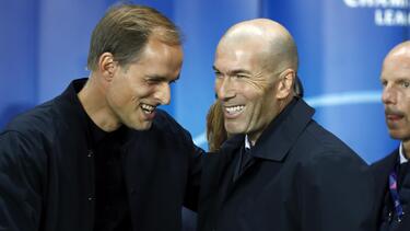 Zinedine Zidane (r.) ist weiter als Trainer-Kandidat beim FC Bayern im Gespräch