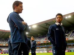 Jan Vertonghen (l.) en Moussa Dembélé (r.) inspecteren het veld voorafgaand aan de wedstrijd RSC Anderlecht - Tottenham Hotspur. (22-10-2015)