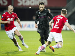 Nacer Barazite (m.) probeert Ron Vlaar (l.) en Mattias Johansson (r.) van zich af te schudden tijdens het competitieduel AZ Alkmaar - FC Utrecht. (19-12-2015)