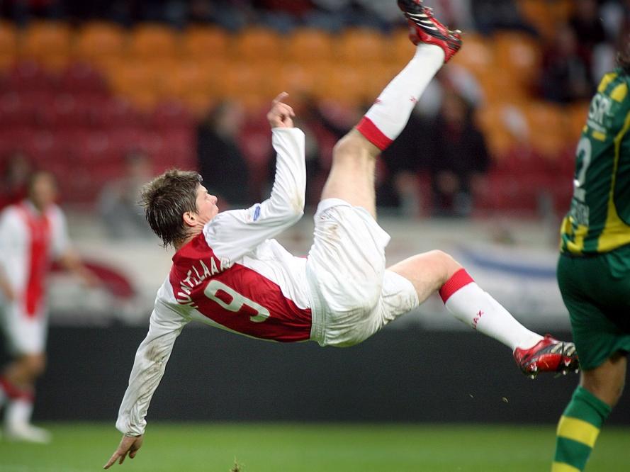 In het thuisduel met ADO Den Haag doet Huntelaar een stijlvolle poging. De kwartfinale van de KNVB-Beker staat op het spel. (09-11-2006) In het thuisduel met ADO Den Haag doet Huntelaar een stijlvolle poging. De kwartfinale van de KNVB-Beker staat op het spel. (09-11-2006)