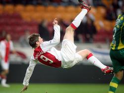 In het thuisduel met ADO Den Haag doet Huntelaar een stijlvolle poging. De kwartfinale van de KNVB-Beker staat op het spel. (09-11-2006)