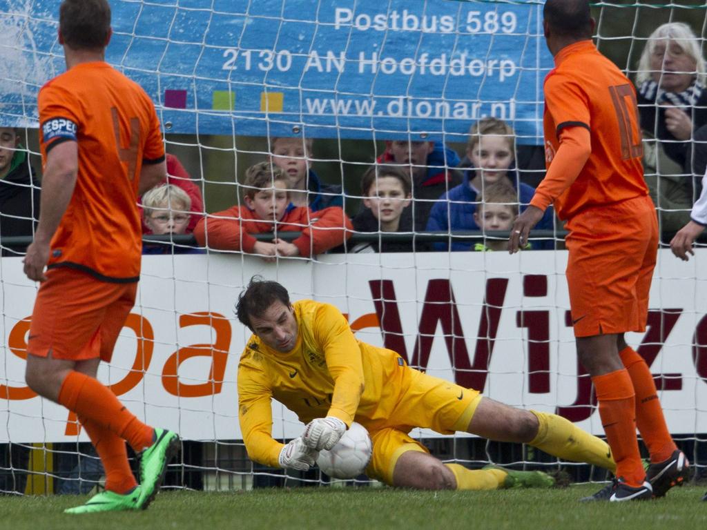 Doelman Oscar Moens brengt redding namens de oud-internationals in de traditionele wedstrijd tegen Koninklijke HFC. (4-1-2014)
