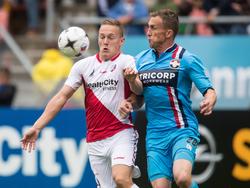Jens Toornstra (l.) vecht een duel uit met Tim Cornelisse (r.) tijdens FC Utrecht - Willem II. (17-8-2014)