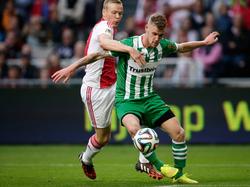 Kolbeinn Sigþórsson (l.) probeert Maikel van der Werff (r.) de bal af te snoepen tijdens Ajax - PEC Zwolle. (05-10-2014)