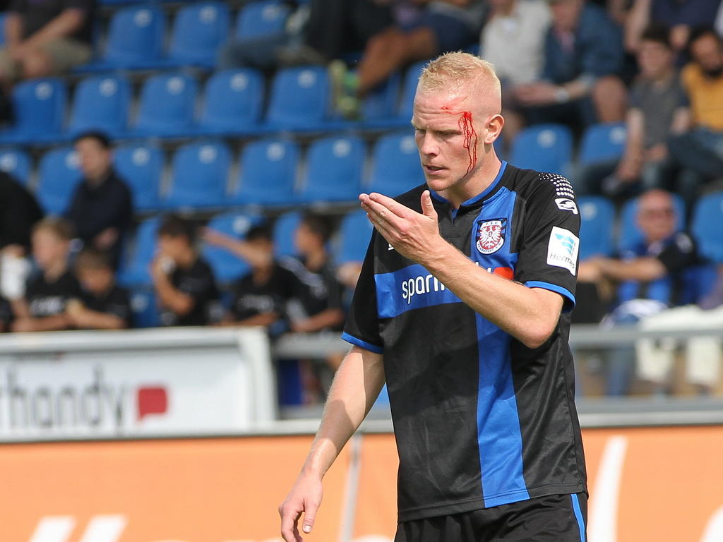 Tom Beugelsdijk van FSV Frankfurt heeft bloed aan zijn hoofd tijdens het competitieduel met VfL Bochum. (20-09-2014)