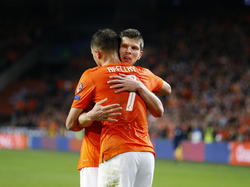 Klaas Jan Huntelaar (r.) knuffelt Ibrahim Afellay. Eerstgenoemde scoort uit een voorzet van de tweede. (16-11-2014)