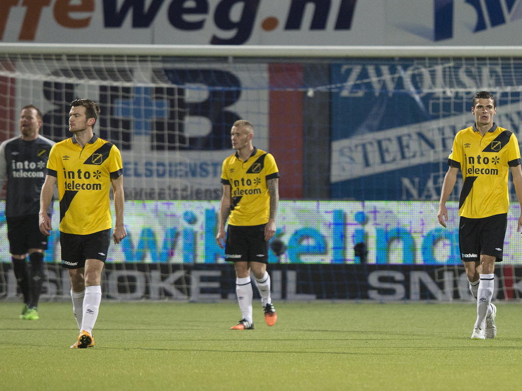 De spelers van NAC Breda zijn teleurgesteld na de vroege tegentreffer tijdens het competitieduel met PEC Zwolle. (17-01-2015)