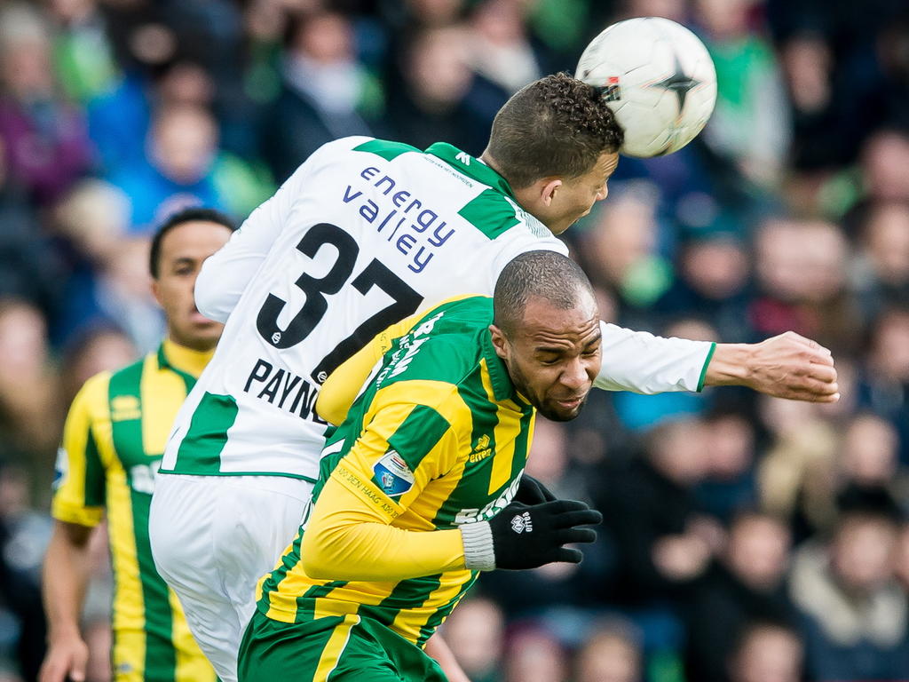 Eduardo Wilson (r.) krijgt niet eens de kans om een kopduel te winnen van Desevio Payne tijdens FC Groningen - ADO Den Haag. (01-03-2015).
