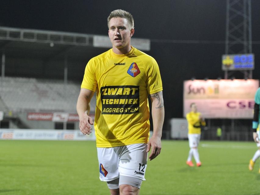 Telstar-middenvelder Kevin van Essen druipt teleurgesteld af na het competitieduel met Jong FC Twente. (14-02-2015) Telstar-middenvelder Kevin van Essen druipt teleurgesteld af na het competitieduel met Jong FC Twente. (14-02-2015)