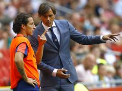 PSV-trainer Phillip Cocu (r.) geeft instructies aan Andrés Guardado (l.) tijdens het duel om de Johan Cruijff Schaal tussen FC Groningen en PSV. (02-08-2015)