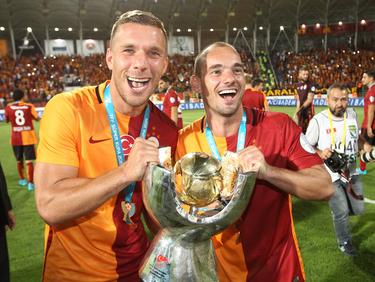 Lukas Podolsk (l.)i hat mit Galatasaray Istanbul den türkischen Supercup gewonnen