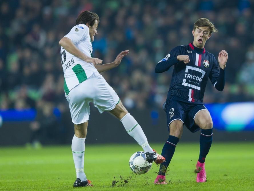 Etiënne Reijnen (l.) troeft Lucas Andersen (r.) af in een duel tijdens het competitieduel FC Groningen - Willem II. (17-10-2015)