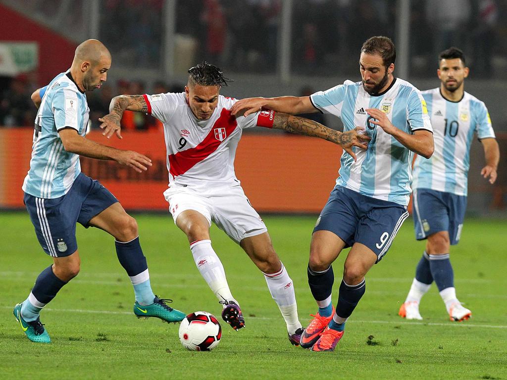 Guerro (cen.) y Higuaín brillaron como goleadores en Lima. (Foto: Imago)