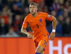 Jeffrey Bruma dribbelt met de bal naar voren tijdens Nederland-Wit Rusland. Oranje wint het duel met ruime cijfers: 4-1. (07-10-2016)