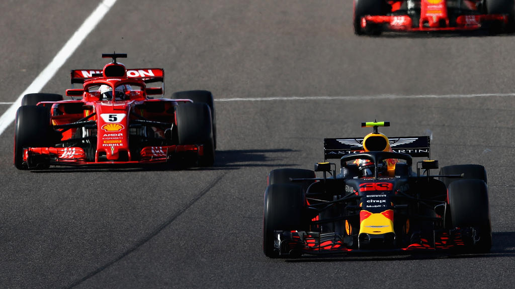 Sebastian Vettel (l.) stößt die Kritik der Experten sauer auf Sebastian Vettel (l.) stößt die Kritik der Experten sauer auf