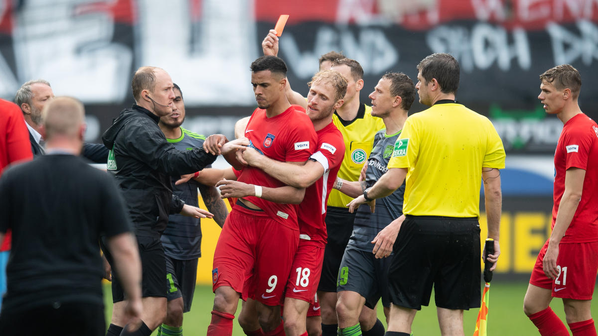 Robert Glatzel wurde nach einem Rempler gegen Cenk Sahin des Feldes verwiesen Robert Glatzel wurde nach einem Rempler gegen Cenk Sahin des Feldes verwiesen