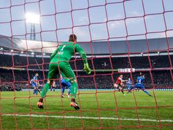 Feyenoorder Steven Berghuis promoveert een voorzet van Elia tot doelpunt door de bal hard met links binnen te schieten. NEC-doelman Joris Delle kan alleen maar toekijken. (29-01-2017)