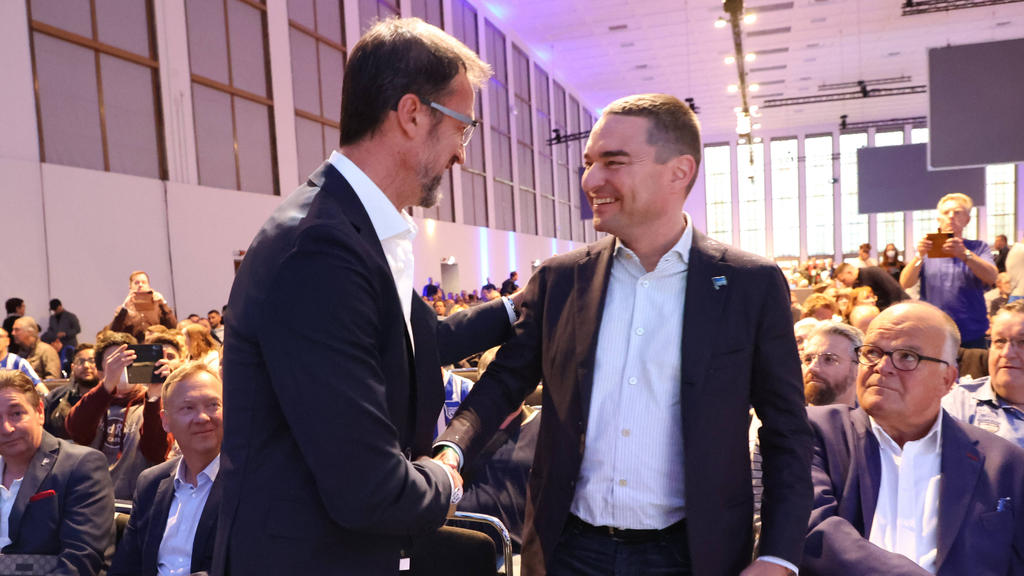 Fredi Bobic (l.) und Lars Windhorst kommentierten die Wahl des neuen Präsidenten bei Hertha BSC
