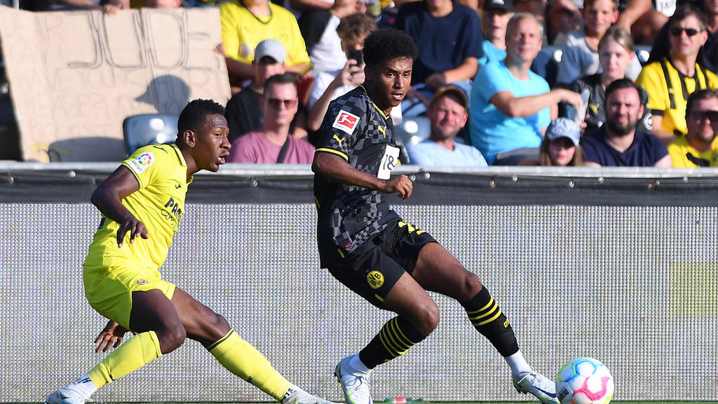 Karim Adeyemi (r.) unterschrieb beim BVB bis 2027 Karim Adeyemi (r.) unterschrieb beim BVB bis 2027
