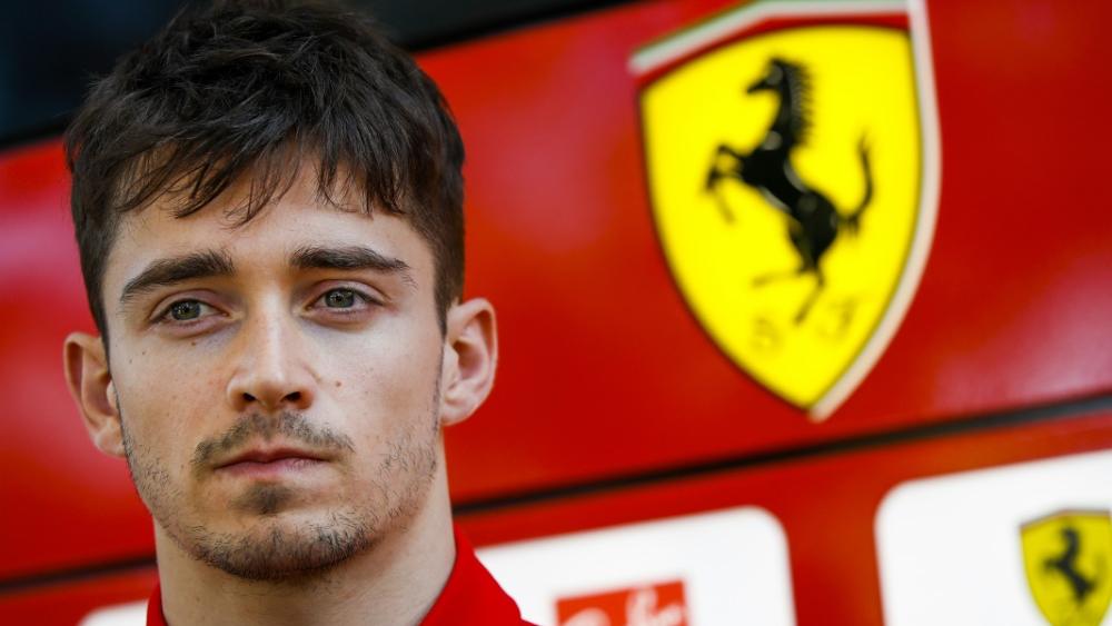 Charles Leclerc modelt für Armani Charles Leclerc modelt für Armani