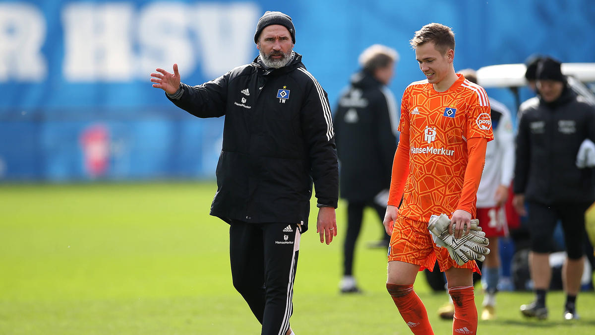 HSV-Coach Walter (l.) und Ersatztorhüter Raab (r.) im Gespräch